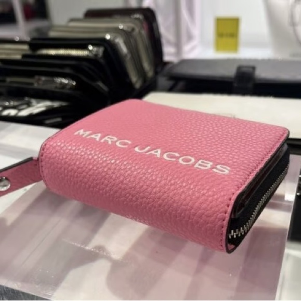 🔥🔥🔥 Marc Jacobs Women’s Bold SLG Mini Compact Wallet Pink
